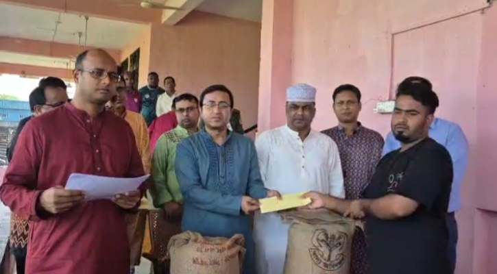 খাগড়াছড়িতে সহিংসতায় ক্ষতিগ্রস্তদের হাতে ত্রাণ ও অনুদানের চেক বিতরণ